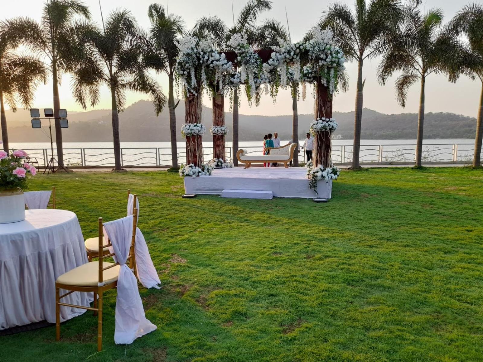 Aquarius Resort Gorhe Khurd エクステリア 写真